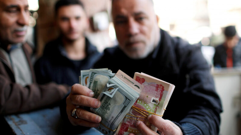 سعر صرف الدولار يتجاوز حاجز الـ155 ألف دينار في العراق