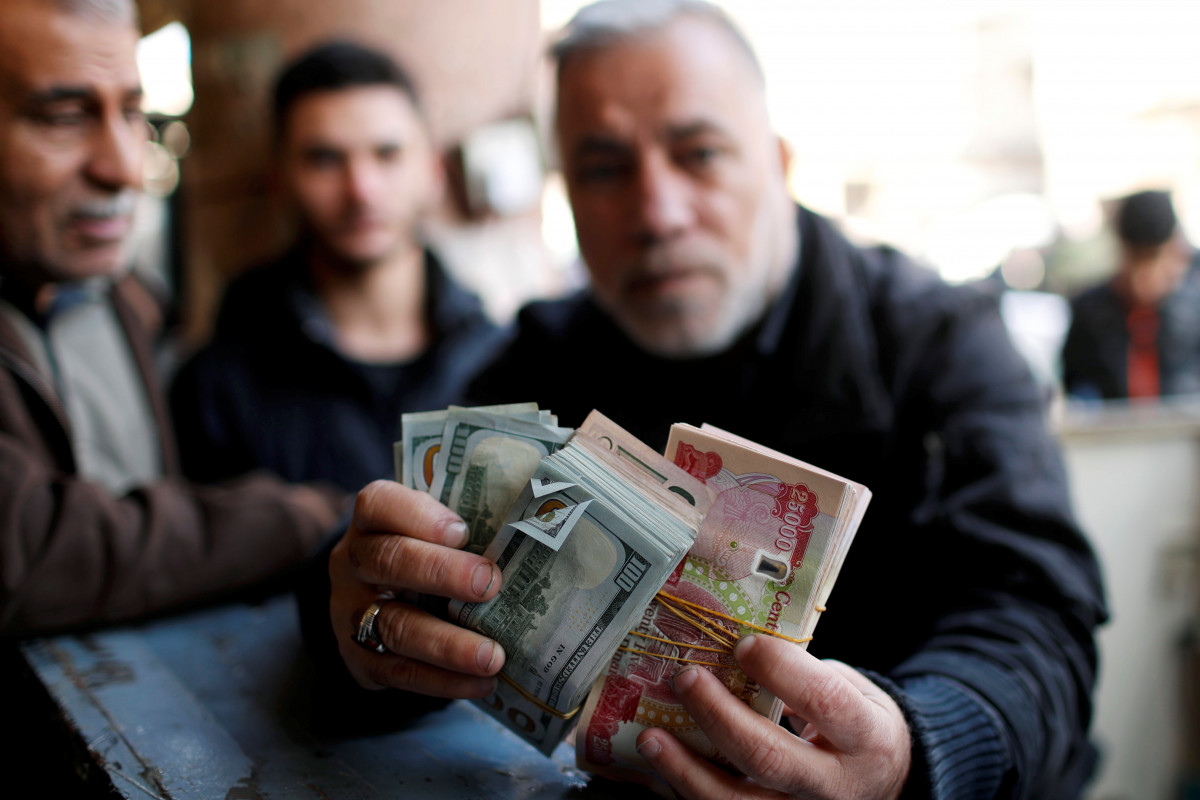 سعر صرف الدولار يتجاوز حاجز الـ155 ألف دينار في العراق