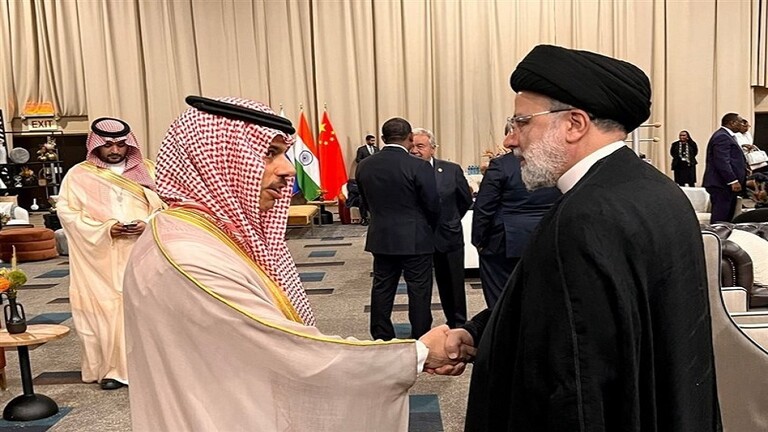 وزير الخارجية السعودي يلتقي الرئيس الإيراني على هامش قمة “بريكس”