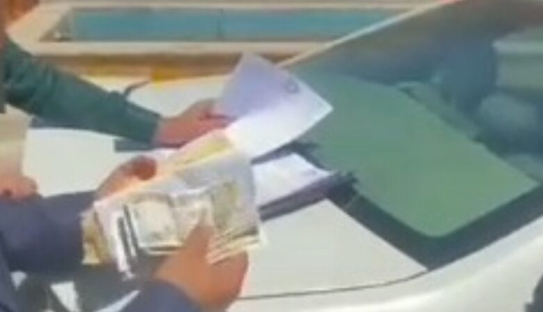 في كركوك.. النزاهة تضبط موظفين في شبكة الحماية الاجتماعية متلبسين بجريمة الرشوة