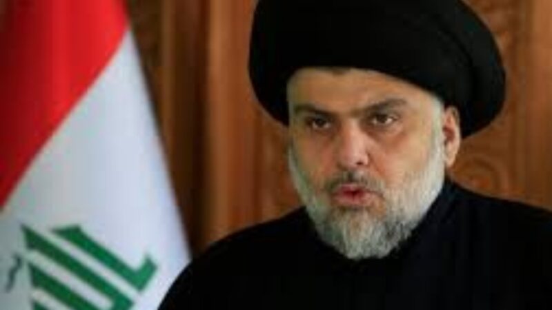 الصدر يعلن تجميد نشاطات أربعة أشخاص.. من هم؟