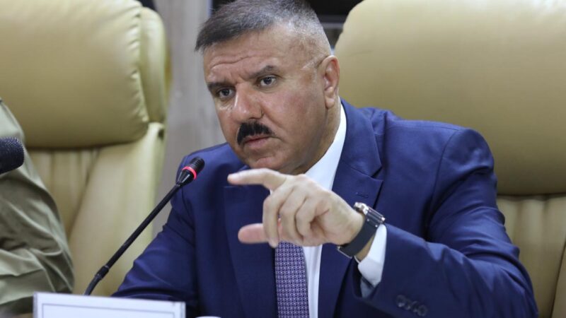 وزير الداخلية يوافق على المضي بتوطين رواتب الدرجات الخاصة والضباط