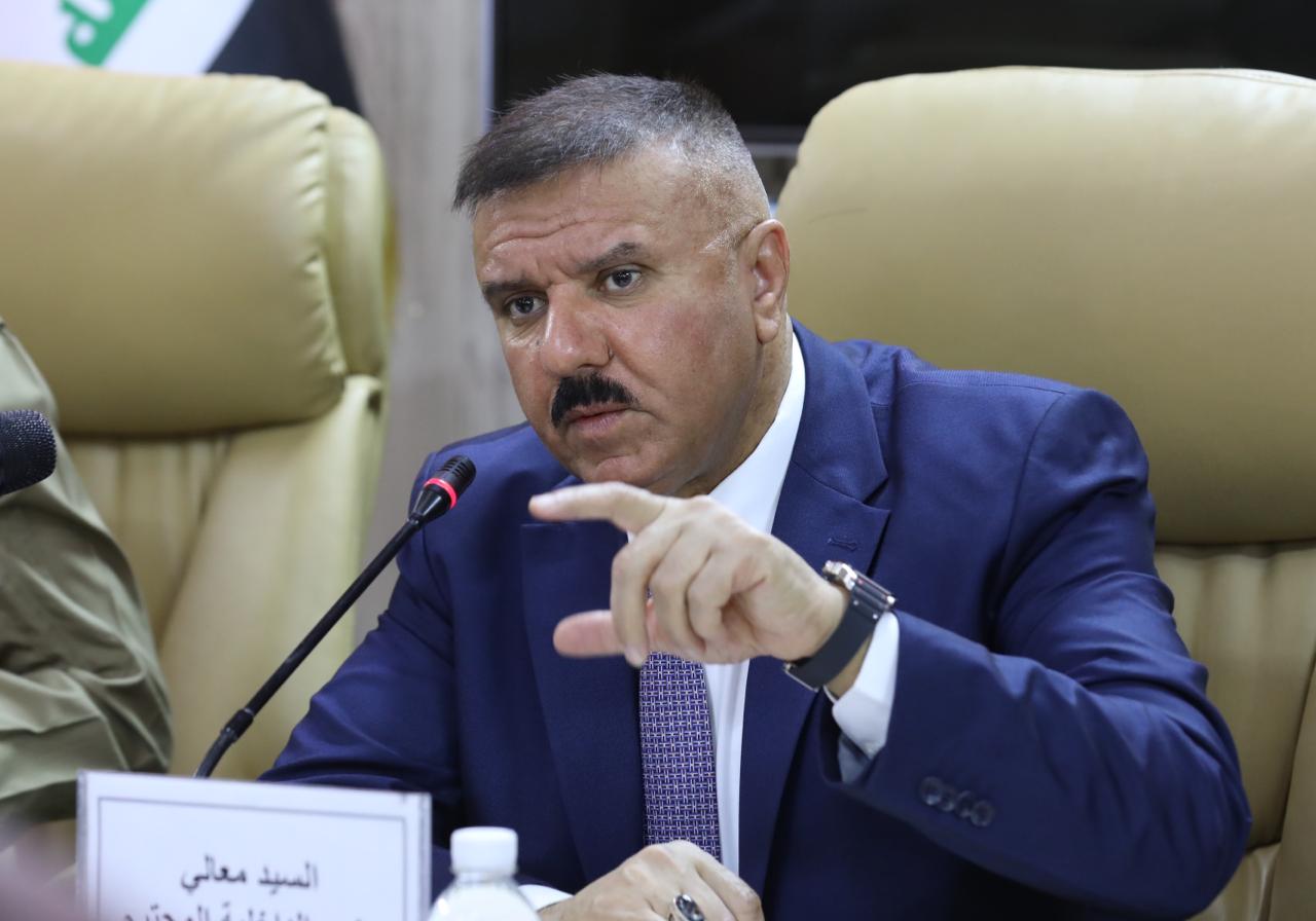وزير الداخلية يوافق على المضي بتوطين رواتب الدرجات الخاصة والضباط