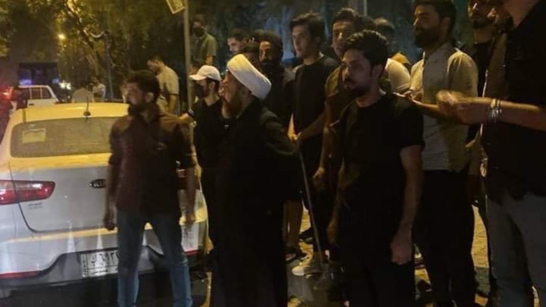 الصدريون يتظاهرون قرب مقر قناة البغدادية وهيئة الإعلام تغلقها