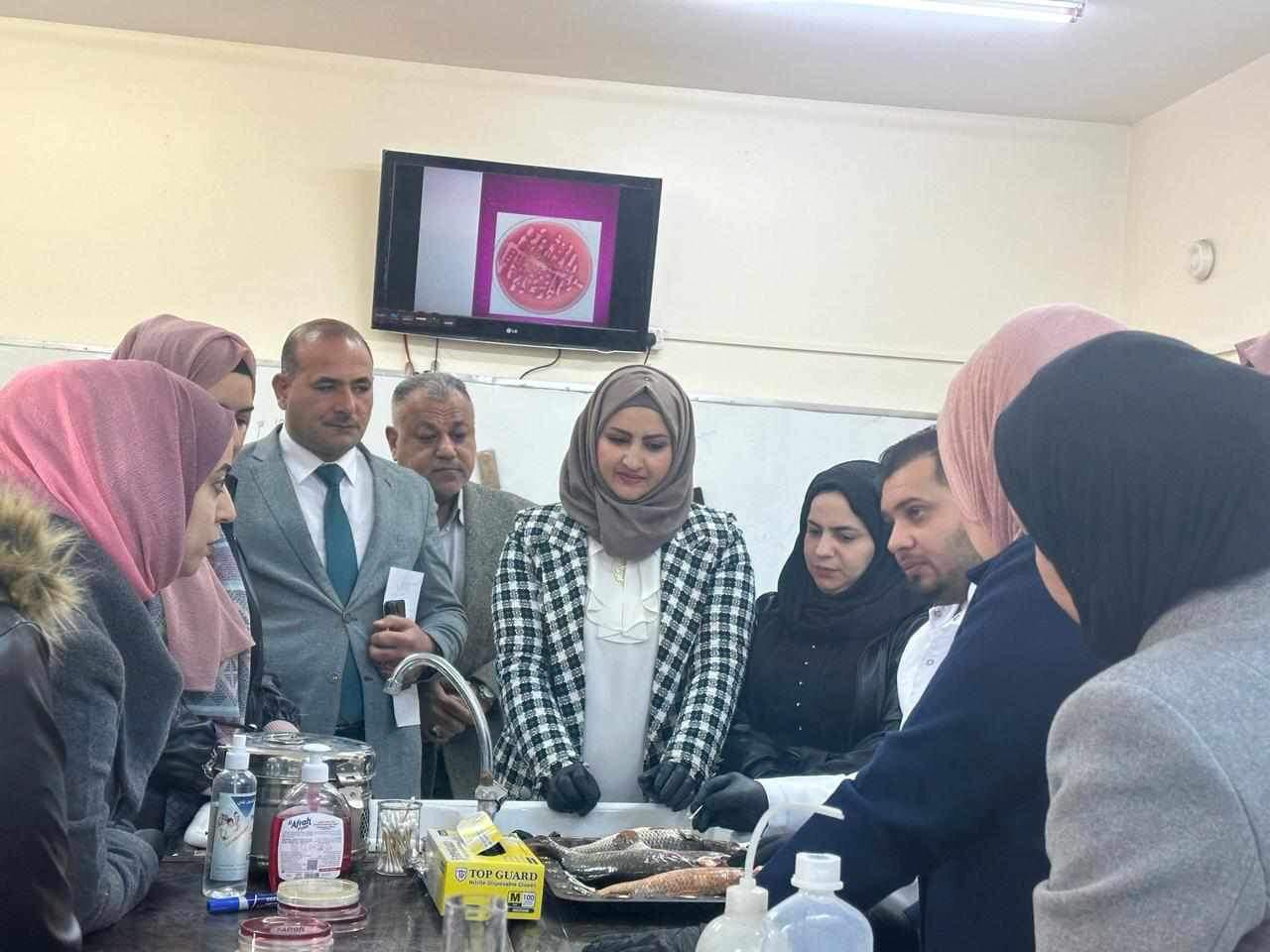 كلية الطب البيطري بجامعة القاسم الخضراء تنظم دورة تدريبية حول عزل البكتيريا من الاسماك
