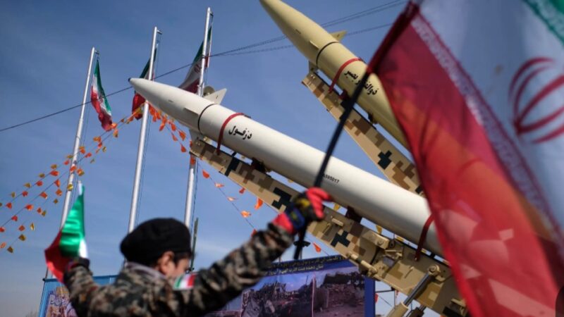 خبير: ايران استخدمت المسيرات لإشغال الدفاعات الجوية ومن ثم اطلقت صواريخها